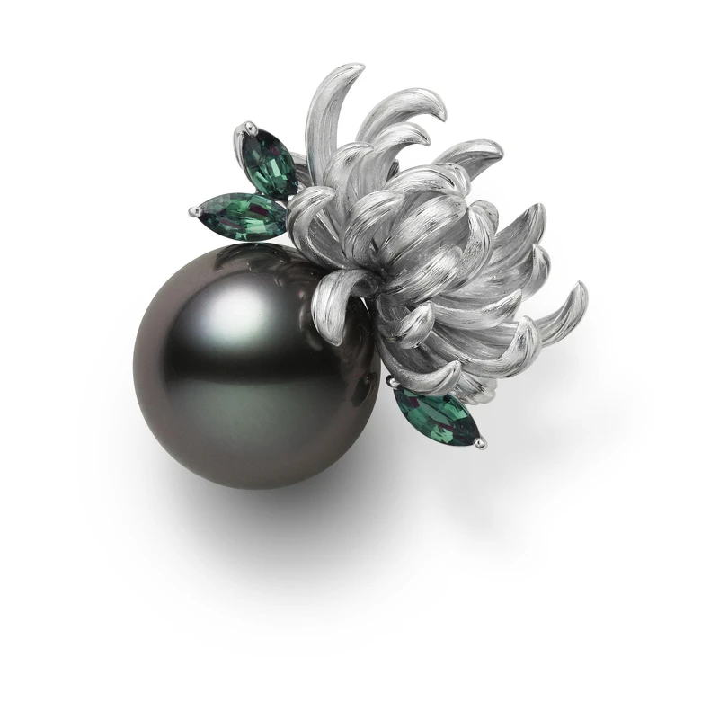 Mikimoto The Japanese Sense of Beauty系列 – 菊花造型黑珍珠胸針,參考價格約NT$828,000 Mikimoto The Japanese Sense of Beauty系列 – 菊花造型黑珍珠胸針,參考價格約NT$828,000