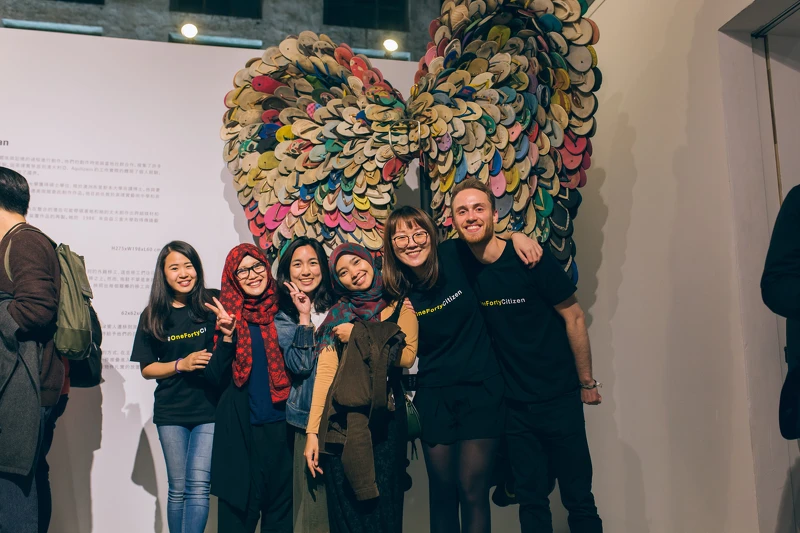 ▲藝術家用150雙拖鞋組成移工的天使之翼。（圖 / One-Forty提供）