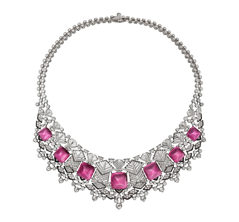 曾之喬穿戴：LEITMOTIV紅碧璽項鍊 白K金，7顆塔糖形切割紅碧璽，總重量68.10 克拉，縞瑪瑙、玫瑰式切割鑽石，明亮式切割鑽石。 參考價格約NT$ 32,800,000