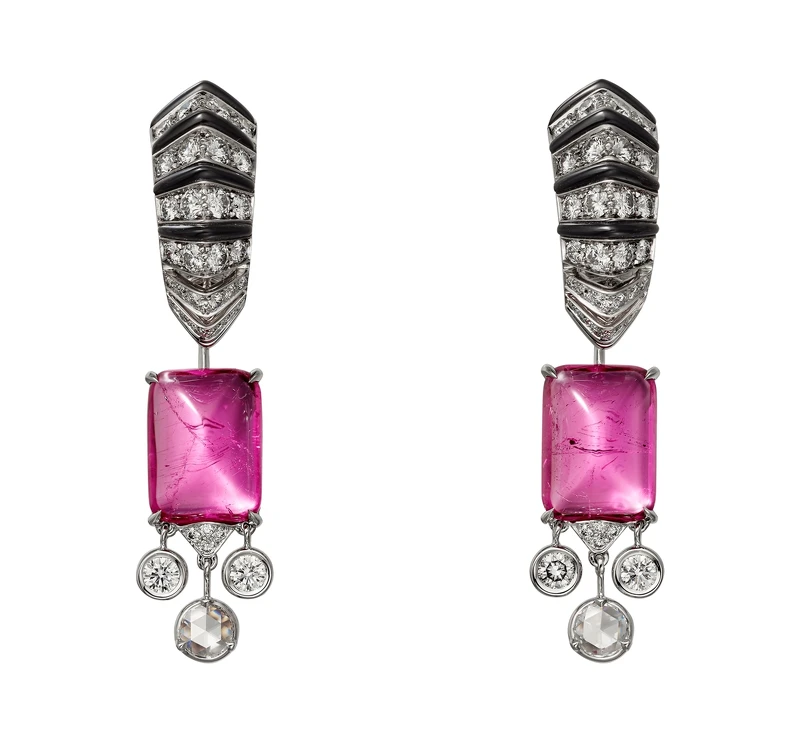 曾之喬穿戴：LEITMOTIV紅碧璽耳環 白K金、兩顆總重9.67克拉的塔糖形切割紅碧璽、縞瑪瑙、玫瑰式切割鑽石、明亮式切割鑽石。 參考價格約NT$ 6,650,000