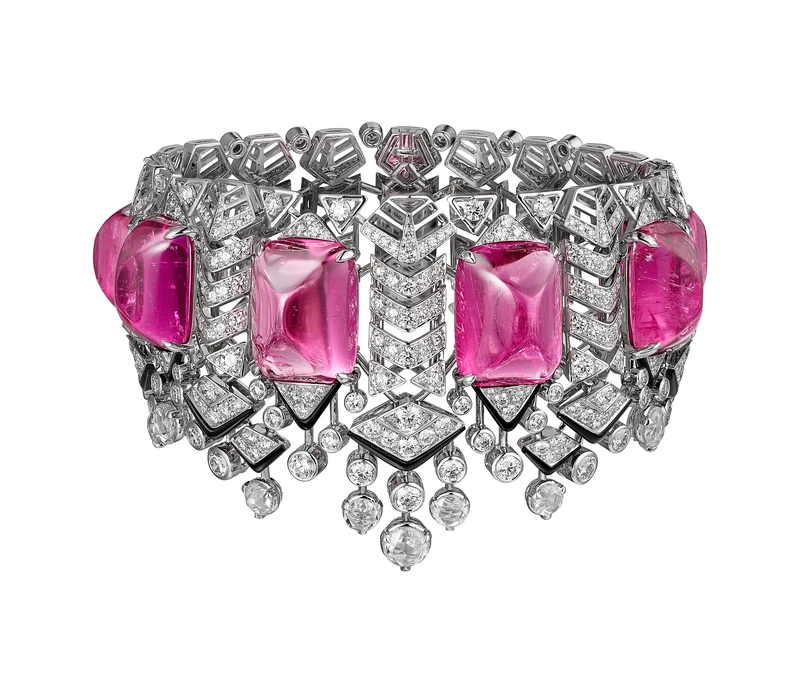 曾之喬穿戴：LEITMOTIV紅碧璽手環 白K金，6顆塔糖形切割紅碧璽，總重量60.52 克拉，縞瑪瑙、玫瑰式切割鑽石，明亮式切割鑽石。 參考價格約NT$ 27,200,000