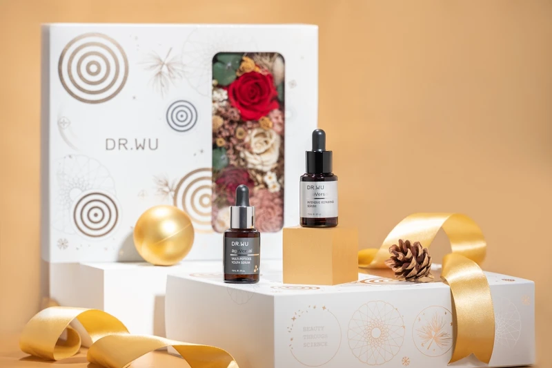DR.WU 2021聖誕禮盒「超逆齡全能修復雙精華限定組」匯集兩大抗老精華。