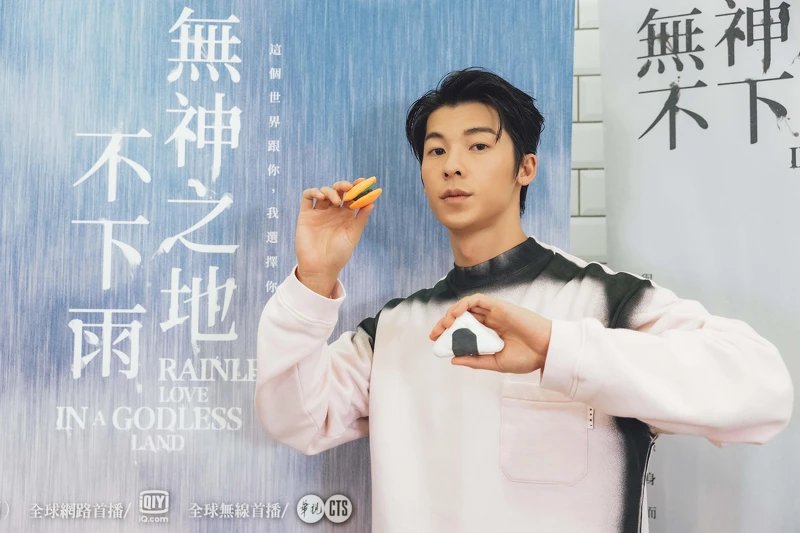 《無神之地不下雨》許光漢用黏土發揮創意,做出劇中象徵守護的「鮭魚飯糰」,以及代表他的「漢堡」 《無神之地不下雨》許光漢用黏土發揮創意,做出劇中象徵守護的「鮭魚飯糰」,以及代表他的「漢堡」