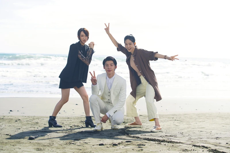 《無神之地不下雨》許光漢(中)客串造物主「Kakarayan」,台東海邊現身合體柯佳嬿(左)、曾之喬 《無神之地不下雨》許光漢(中)客串造物主「Kakarayan」,台東海邊現身合體柯佳嬿(左)、曾之喬