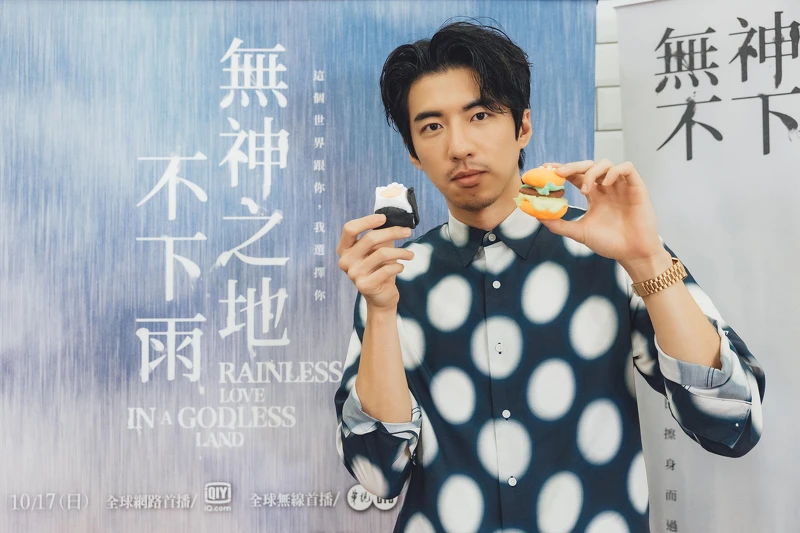 《無神之地不下雨》傅孟柏巧手用黏土做出在劇中象徵守護的「鮭魚飯糰」,以及「漢堡」,細節逼真 《無神之地不下雨》傅孟柏巧手用黏土做出在劇中象徵守護的「鮭魚飯糰」,以及「漢堡」,細節逼真