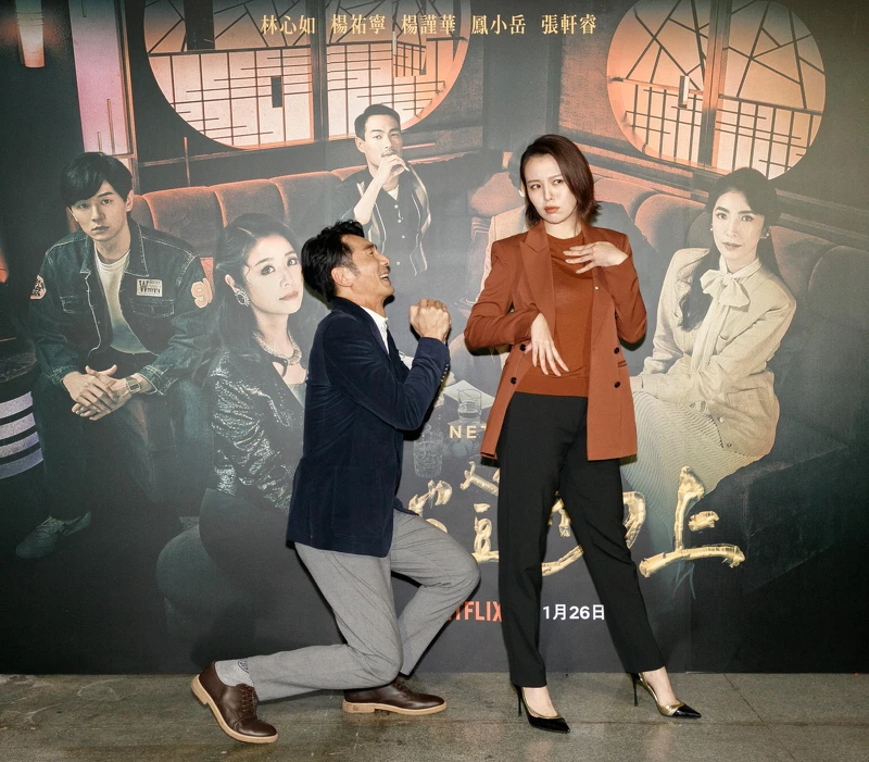 《華燈初上》李李仁（左）角色上身，向「花子」劉品言道歉求饒