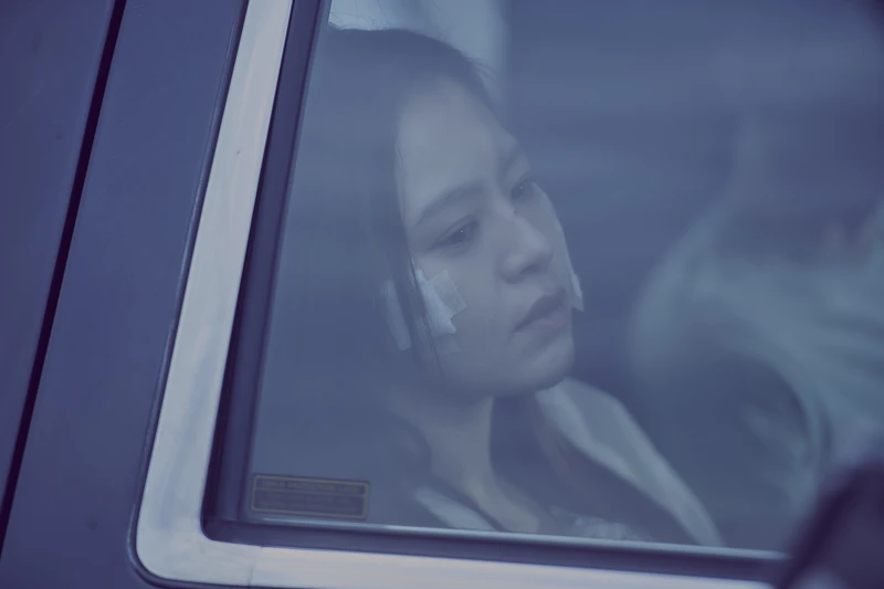 《華燈初上》劉品言飾演的「花子」遭「彪哥」欺凌侵害，深受網友心疼