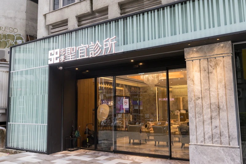 忠孝館氣派明亮大門