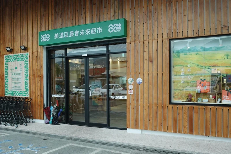 改裝後的門面用使用大量木頭材質。 改裝後的門面用使用大量木頭材質。