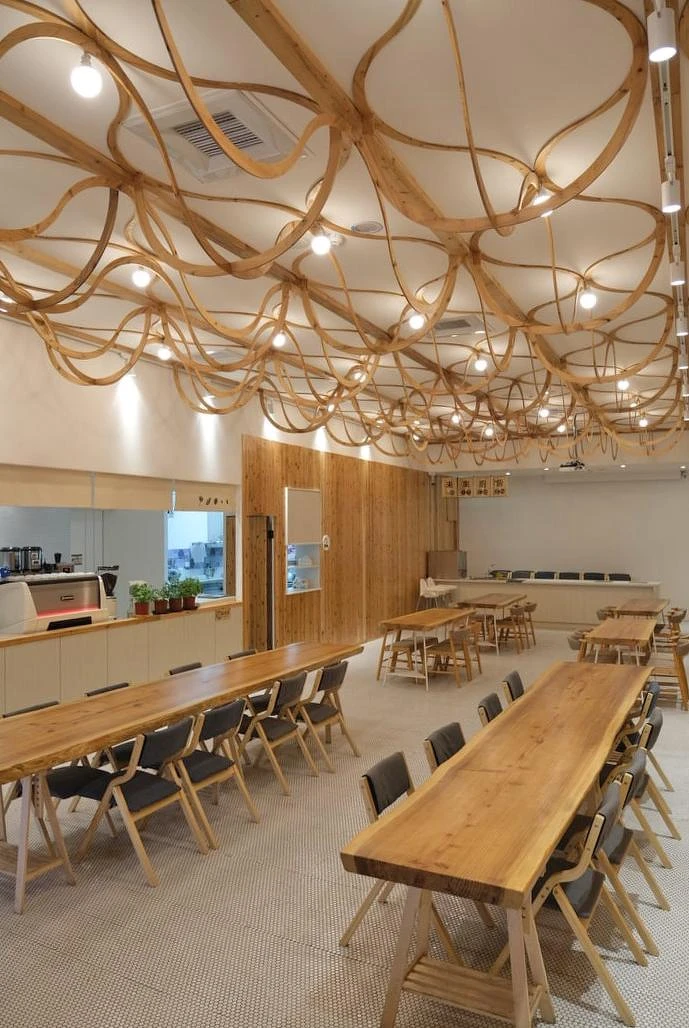 天花板木頭飾板以客家文化編織技藝作為發想。 天花板木頭飾板以客家文化編織技藝作為發想。