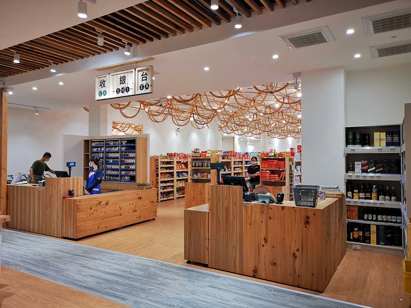 整個空間使用大量木材質。 整個空間使用大量木材質。