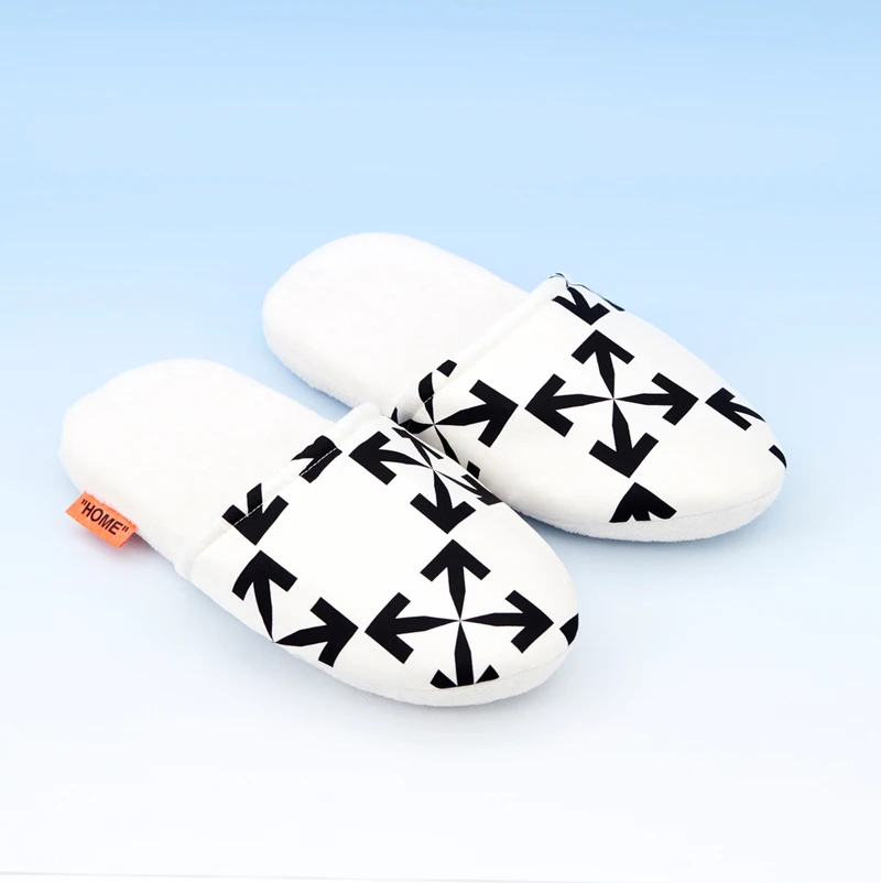 箭頭圖案室內拖鞋,NT4,100。 箭頭圖案室內拖鞋,NT4,100。