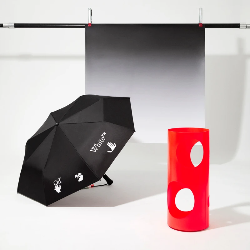 Logo黑色雨傘,NT4,600。 Logo黑色雨傘,NT4,600。