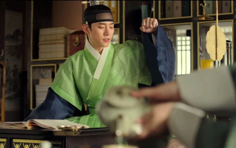 衣袖紅鑲邊 李俊昊偷藏橘子給德任卻被拒絕 衣袖紅鑲邊 李俊昊偷藏橘子給德任卻被拒絕