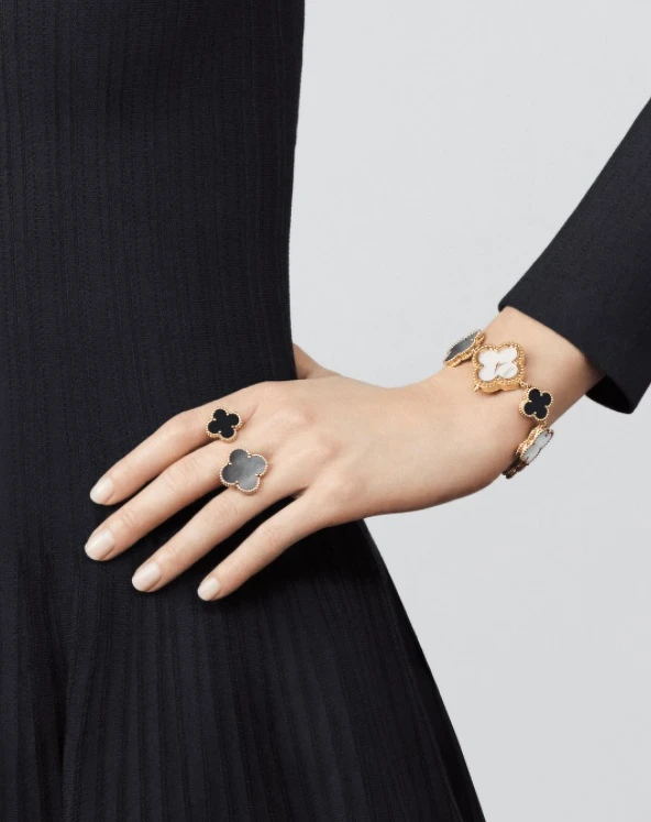 Van Cleef & Arpels Alhambra系列珍珠母貝面盤女錶 Van Cleef & Arpels Alhambra系列珍珠母貝面盤女錶