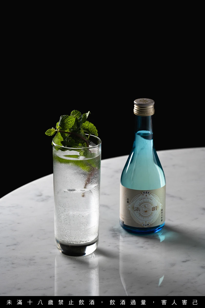 由日榮中村酒造量身打造專屬的「沐明清酒」,汲取地下170米深清甜甘冽,口感純淨,屬精米步合50%的純米大吟釀。 由日榮中村酒造量身打造專屬的「沐明清酒」,汲取地下170米深清甜甘冽,口感純淨,屬精米步合50%的純米大吟釀。