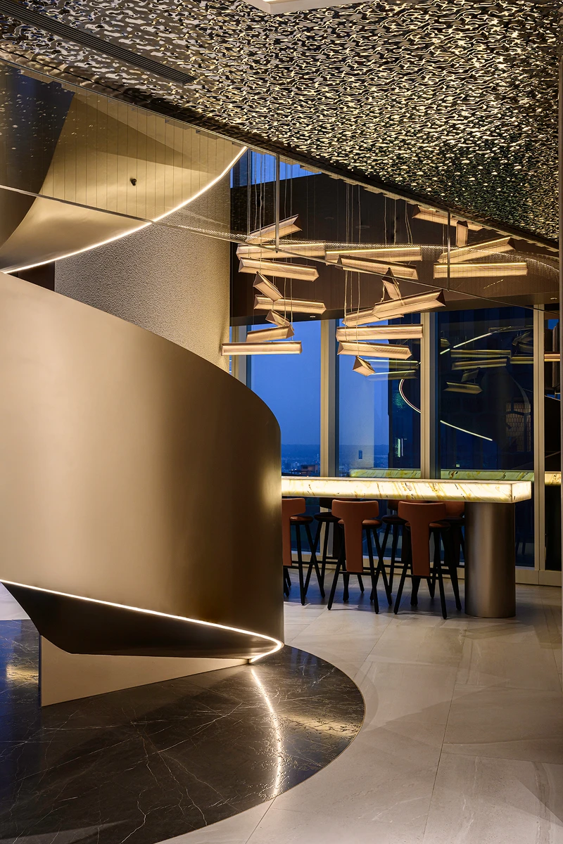 通往28樓的迴旋樓梯。 通往28樓的迴旋樓梯。