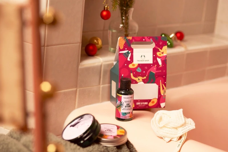 THE BODY SHOP愛他人Love & Plums紫梅香氛沐浴系列(沐浴膠、滋養霜與沐浴球)，NT580