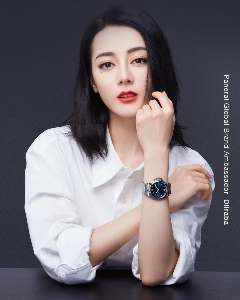 迪麗熱巴配戴的是Luminor Due 38mm PAM01123,首款搭載精鋼錶鍊的Luminor Due作品。 迪麗熱巴配戴的是Luminor Due 38mm PAM01123,首款搭載精鋼錶鍊的Luminor Due作品。