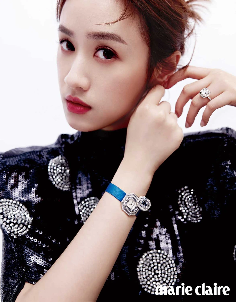 水鑽刺繡斗篷外套,H&M Innovation Circular Design Story。2021年全新 Emerald Signature 頂級珠寶腕錶_淺藍寶石款、The One 系列枕型切工鑽石婚戒,主石約3.13克拉,both by Harry Winston。 水鑽刺繡斗篷外套,H&M Innovation Circular Design Story。2021年全新 Emerald Signature 頂級珠寶腕錶_淺藍寶石款、The One 系列枕型切工鑽石婚戒,主石約3.13克拉,both by Harry Winston。