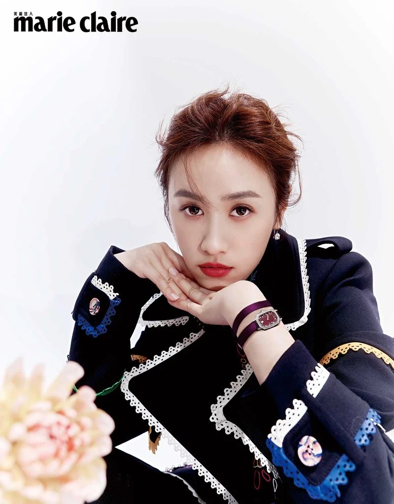 彩色皮革緄邊風衣,Chloe。 印記 Emerald 系列腕錶_紫羅蘭色款、The One 系列枕型切工極細微密釘鑲嵌鑽石耳環,鑽石總重約2.69克拉,both by Harry Winston。 彩色皮革緄邊風衣,Chloe。 印記 Emerald 系列腕錶_紫羅蘭色款、The One 系列枕型切工極細微密釘鑲嵌鑽石耳環,鑽石總重約2.69克拉,both by Harry Winston。