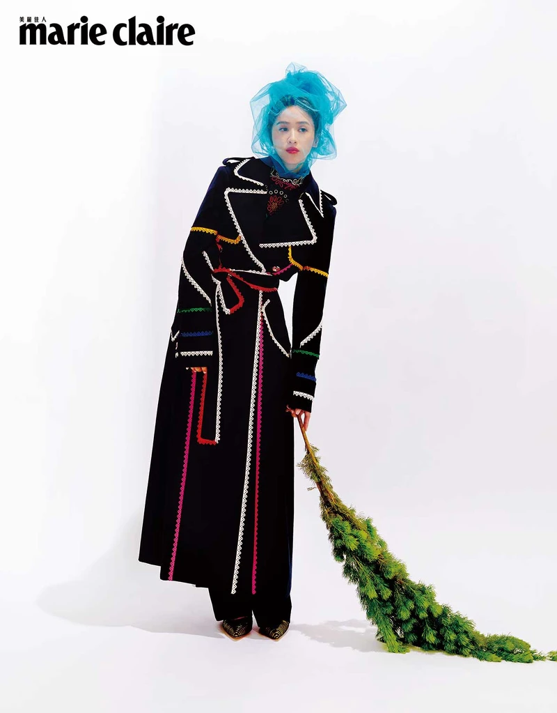 彩色蕾絲圖紋高領上衣、黑色長褲、彩色皮革緄邊風衣,all by Chloe;黑金雙色拼接高跟鞋,Manolo Blahnik。 彩色蕾絲圖紋高領上衣、黑色長褲、彩色皮革緄邊風衣,all by Chloe;黑金雙色拼接高跟鞋,Manolo Blahnik。