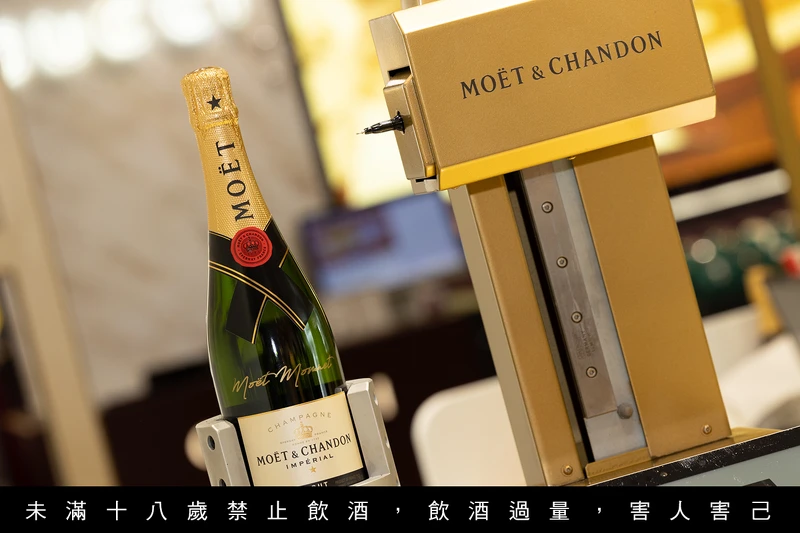 酩悅香檳・金色耶誕快閃店 瓶身印字機。