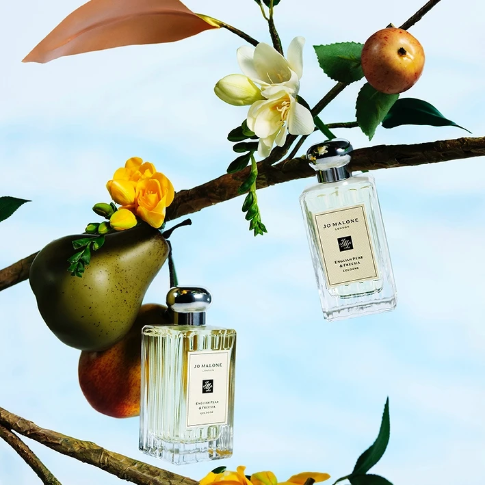 以超脫現實又令人著迷的威廉梨子樹故事打造Jo Malone London英國梨與小蒼蘭10週年香氛世界。