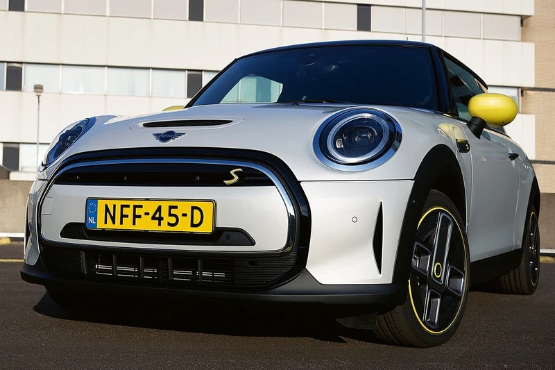 後視鏡外蓋、置入於水箱護罩與方向燈飾板及車型銘牌上的S徽飾皆以MINI電動車專屬色Energetic Yellow呈現。 後視鏡外蓋、置入於水箱護罩與方向燈飾板及車型銘牌上的S徽飾皆以MINI電動車專屬色Energetic Yellow呈現。