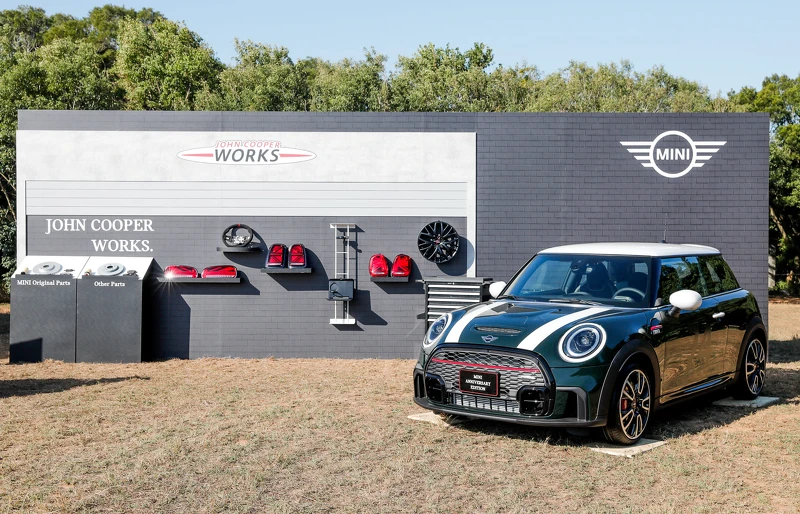 首輛抵台的MINI Anniversary Edition,同樣也在MINI Day驚喜現身。 首輛抵台的MINI Anniversary Edition,同樣也在MINI Day驚喜現身。