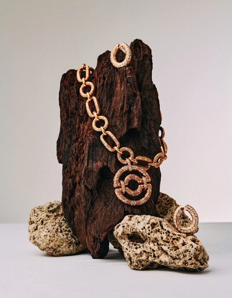 Heritage典藏系列：Sèvres耳環，(1972年，黃K金、鑽石)；Sèvres項鍊，(1972年，黃K金、鑽石)