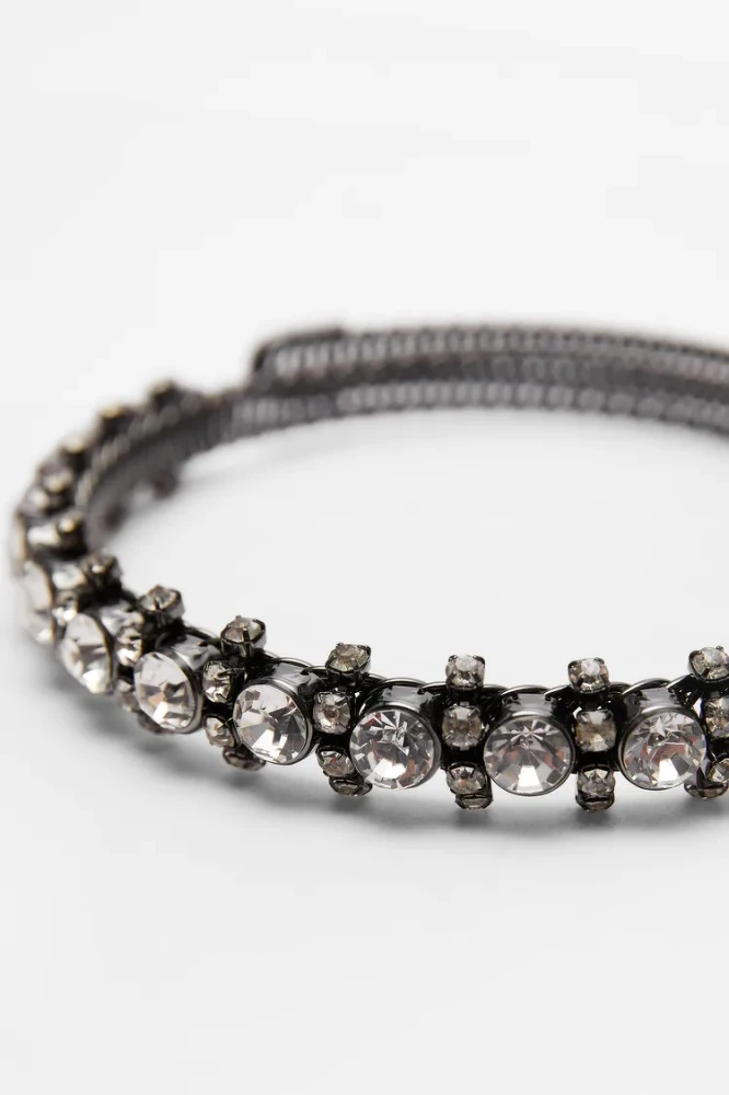 Zara寶石頸鏈,售價NT$790 Zara寶石頸鏈,售價NT$790