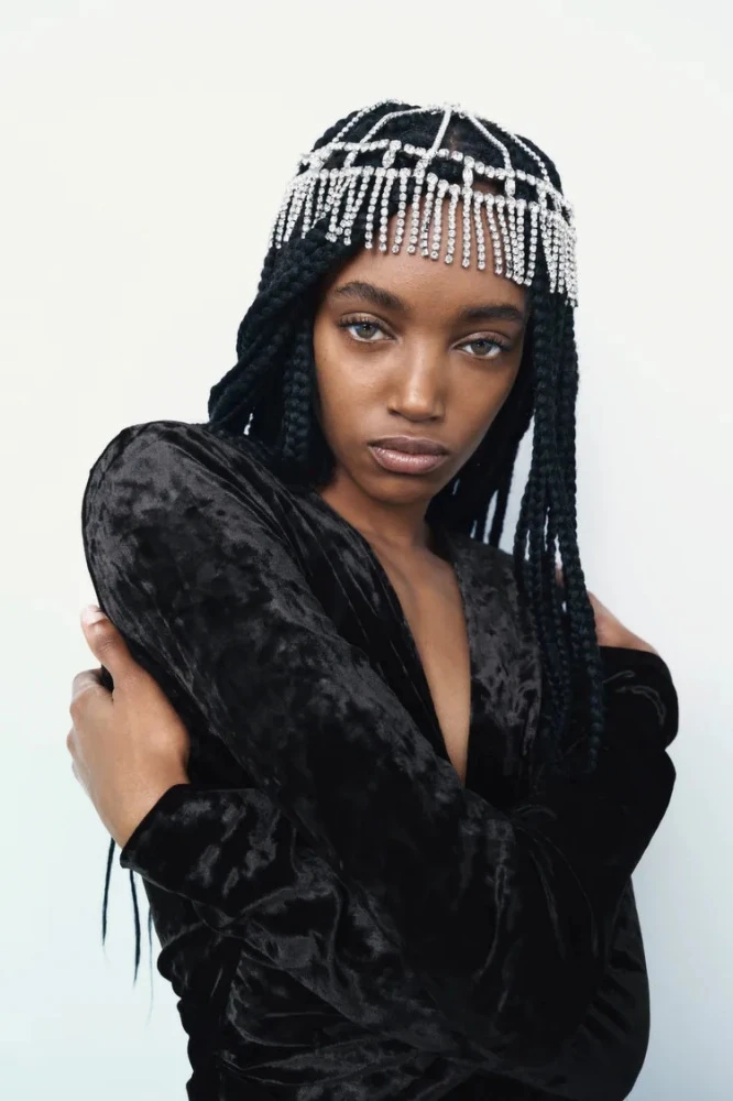 Zara鑲鑽頭飾,售價NT$1,490 Zara鑲鑽頭飾,售價NT$1,490