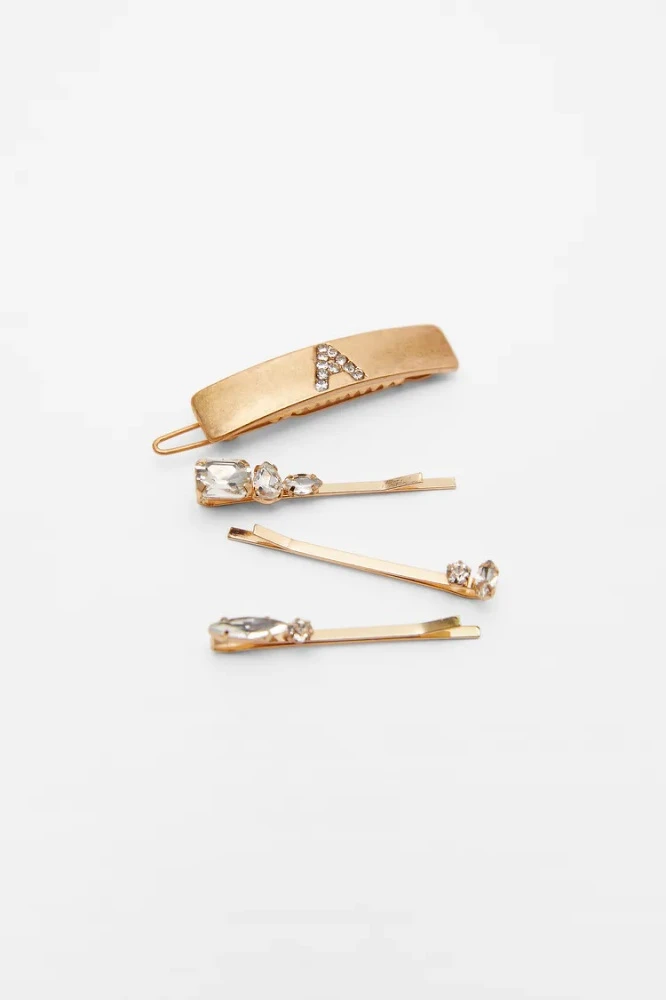 Zara字母迷你髮夾組合,售價NT$490 Zara字母迷你髮夾組合,售價NT$490