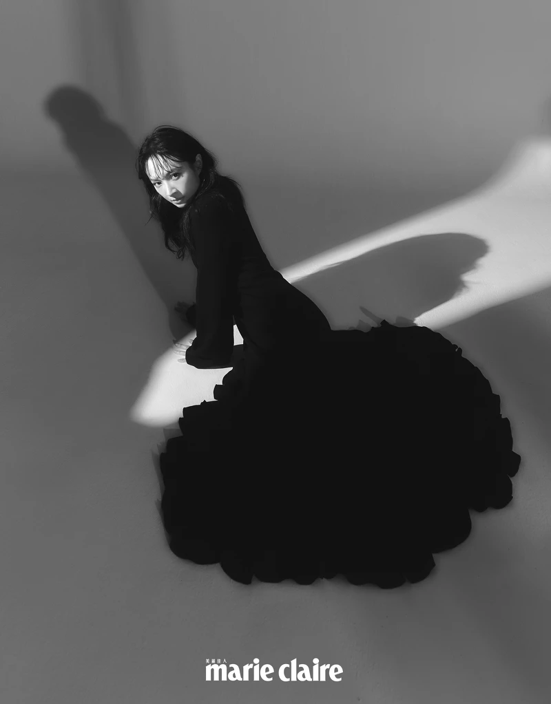 黑色針織長洋裝，Longchamp。