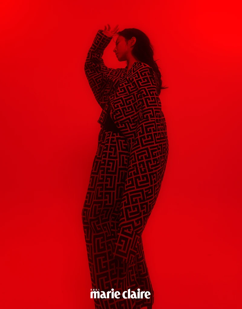 Logo 圖紋短外套、長褲，both by Balmain。