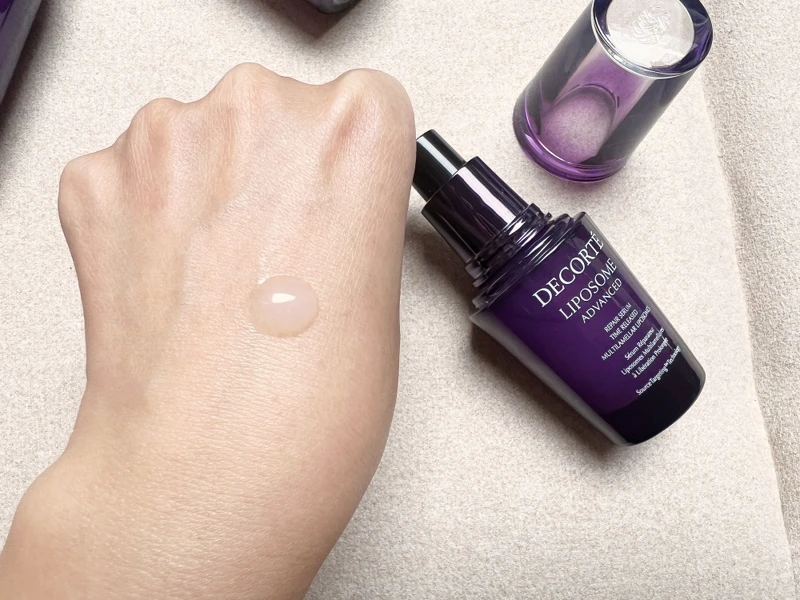 黛珂超微導全能修護精粹採用水潤的無油配方,擦起來有豐潤的保濕感,卻不會感到黏膩,一滴就有一兆個的超微導美肌晶球。 黛珂超微導全能修護精粹採用水潤的無油配方,擦起來有豐潤的保濕感,卻不會感到黏膩,一滴就有一兆個的超微導美肌晶球。