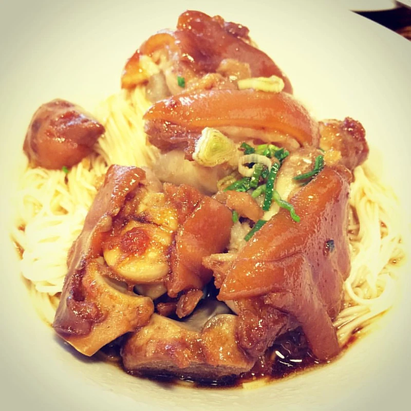 ▲冬至可以豬腳麵線孝親。（圖 / 翻攝自Flickr作者Philip Lai）