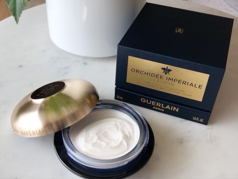 嬌蘭蘭鑽極萃氧生乳霜擁有奶油慕斯質地。