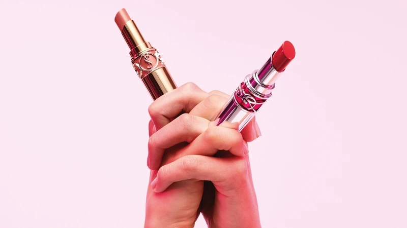 YSL 2022年情挑誘吻晶亮蜜唇膏主視覺。