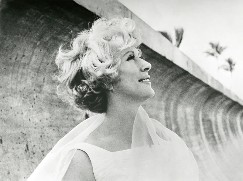 雅詩蘭黛夫人創立品牌的理念「美麗始於自信」。