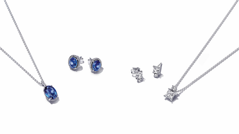 湛藍寶石項鏈耳環套組NT5,980 (原價NT7,360)、璀璨寶石項鏈耳環套組NT3,980 (原價NT5,360)。 湛藍寶石項鏈耳環套組NT5,980 (原價NT7,360)、璀璨寶石項鏈耳環套組NT3,980 (原價NT5,360)。