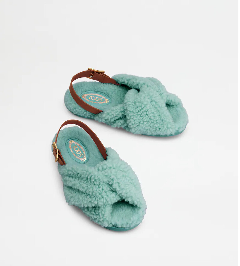 皮革羊絨涼鞋，NT19,200。