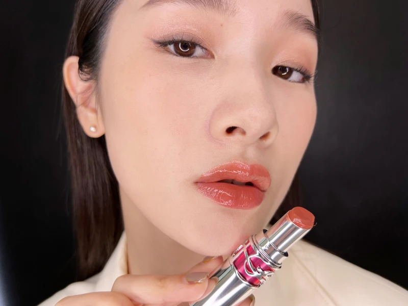 YSL情挑誘吻晶亮蜜唇膏(#4動心橙果)實擦。