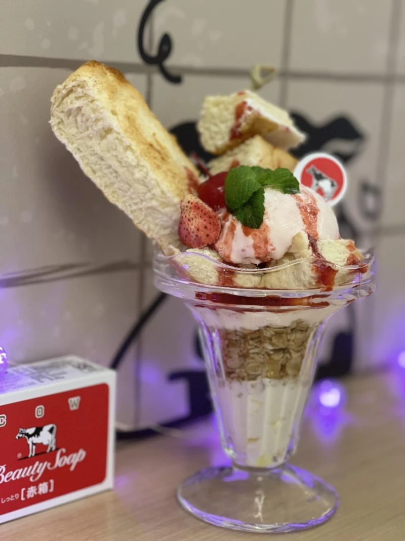牛乳石鹼X咖啡浴 聯名限定商品-草莓聖代冰淇淋生吐司 牛乳石鹼X咖啡浴 聯名限定商品-草莓聖代冰淇淋生吐司