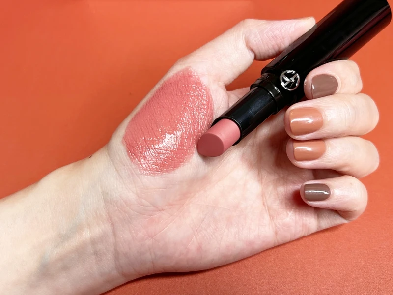 Giorgio Armani奢華絲緞訂製唇膏，一抹濃郁飽和，輕輕薄擦即可打造飽和的光澤感。