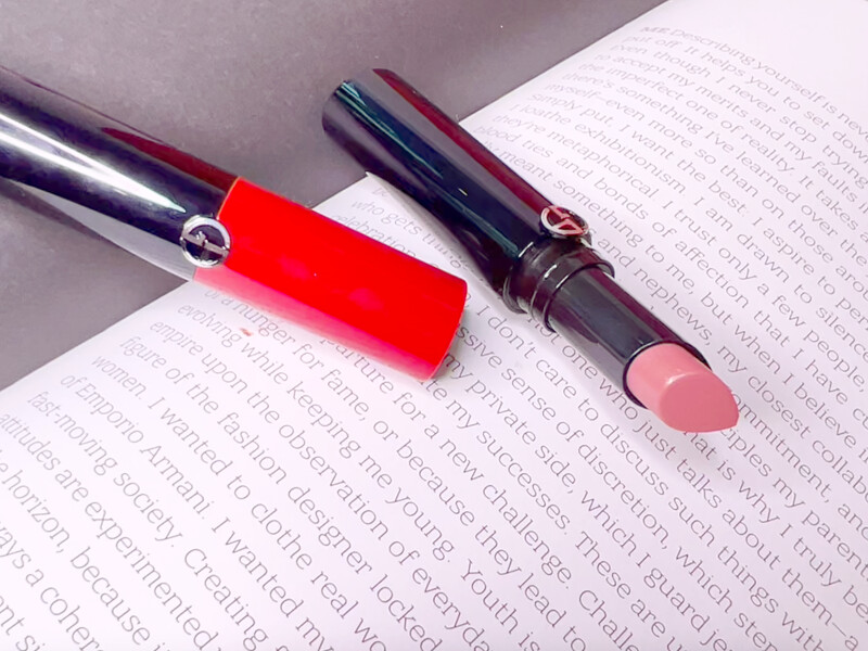 Giorgio Armani奢華絲緞訂製唇膏特製精準水滴切面的「直覺式」唇膏設計，輕鬆描繪出精確的唇部輪廓。