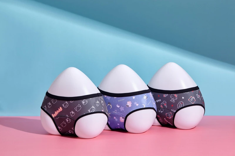 2021年月亮褲X三麗鷗聯名系列組合，以萌度滿分的可愛滿版印花布料為主要視覺設計重點。