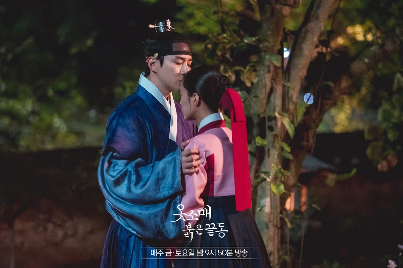 衣袖紅鑲邊 李俊昊吻李世榮額頭 衣袖紅鑲邊 李俊昊吻李世榮額頭