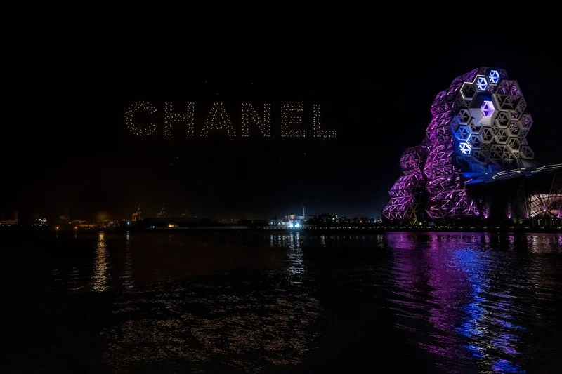 香奈兒N°5香水百年傳奇空中展演。